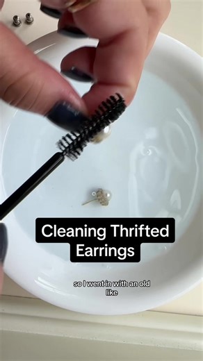 Now I have to make a trip to my local jeweler to see if these are real!! $4 for diamonds would be insane #earrings #cleaning #jewelry #pearl #diamonds #thrift #greenscreen