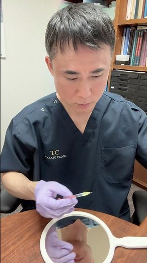 Self-injection of Botox between the eyebrows by a beauty guy 💉
