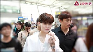 179 reactions · 3 comments | [VID] [180722] Ren tại sân bay Incheon đi Hongkong sáng nay  {Bắp } | Nu'est Fan Việt | Facebook