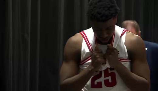Leaving Portland and one lasting image is Nick Boyd hugging Greg Gard and saying I’m sorry. Great shot by Robby Newell. The NCAA tournament can be heart-wrenching. Thanks for watching our @CBS58 coverage as we commit to travel and storytelling no matter the results #Badgers