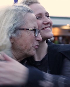 22K views · 407 reactions | An Australian filmmaker traveling to America for a film festival is heading for the wrong town. A United Flight Attendant takes on a starring role in this real-life drama. united.com/ConnectionsMatter | United | Facebook