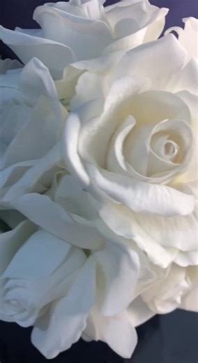 How to make silk roses look more realistic ✔️ #weddings #fyp #events #whiteroses #stylist #planner #tutorial #eventplanner