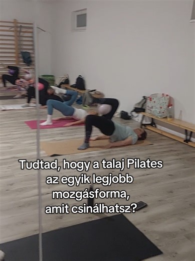 A talaj pilates nem attól hatékony, hogy mindig ugyanazt csináljuk, hanem attól, hogy tudatosan terheljük az izmokat. Sokan azt gondolják, hogy a pilates csak „finom átmozgatás”. Igen, az is. De amikor beemelünk egy-egy eszközt, például gumiszalagot, karikát, labdát vagy lábsúlyt, a gyakorlatok teljesen új szintre kerülnek. Mit ad ez hozzá? ✔️ Folyamatos ellenállást biztosít – az izom nem tud „pihenni” a mozdulat közben ✔️ Mélyebben aktiválja az izmokat ✔️ Segít stabilizálni a medencét és a térd