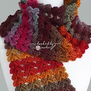 How cute is this simple shell stitch scarf? Super easy to make and just a ONE row repeat! 🧣😍 | Hooked by Robin