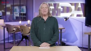 Franck Lepage parle de ses conférences gesticulées, de l'éducation populaire, de la langue de bois et donc du concept de novlangue décrit par Georges Orwell Source vidéo : https://youtu.be/JjJ2tzh3r7w ------------------------------ Plus d'infos sur : http://le-message.org/ http://lavraiedemocratie.fr/ Les Gentils Virus Site : http://gentilsvirus.org/ Wiki : http://wiki.gentilsvirus.org/ Réseau Social : http://ggouv.fr/ Groupes Facebook : https://www.facebook.com/notes/le-messageorg/liste-des-pag