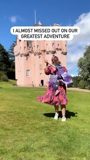 Julie valsø on Instagram: "Jeg startet denne kontoen midt i en fødselsdepresjon. I 2020 delte jeg det med dere og siden da har kontoen vokst til et sted hvor det er ok å tulle med kaos og foreldreliv. Hvor jeg kan få kjempe for bedre helsetilbud for mødre og sette på plass skadelige forventinger. Alt tullet mitt og kjeftinga mi kommer fra et sted hvor det haster, fordi bak alt tullet og høylytt prating ligger det noe jeg ikke vil tilbake til. Og derfor er det livsviktig å tulle med ❤️ Og som gjø