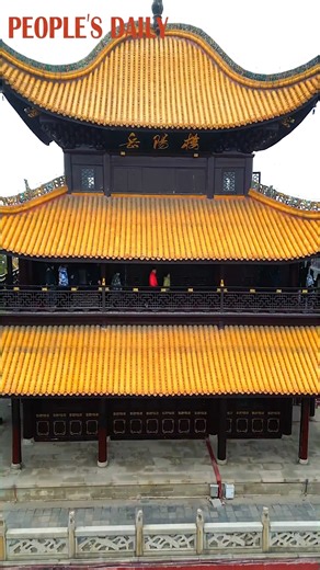 Standing 19.42 meters tall, the iconic Yueyang Tower, a three-layer building made of pure wood, offers a splendid viewpoint to appreciate the vast Dongting Lake in Yueyang, central China's Hunan Province. #BeautifulChina | People's Daily, China