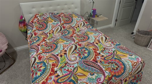 Watch Honest Review of Vibrant Lightweight Quilt Set on Amazon Live