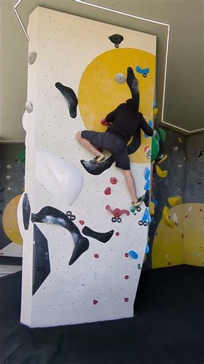 6c schwarz beta Außenbereich - #boulderbarseestadt #bouldering #climbing #klettern