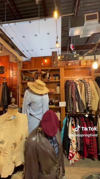 Let’s Tour The Vintage Peddler in Springfield, Missouri, a curated antique shop in the heart of the Ozarks. #springfieldmo #springfieldmissouri #antiques