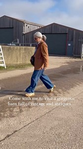 Last week I headed out with Tamara @reclecticdecor to visit our mutual friend Lisa @fox_and_peel in her beautiful antique and vintage filled barn in Oxfordshire. Lisa specialises in French antique furniture, decorative antiques, vintage homeware and rustic finds and pretty much everything she had for sale I would have loved to have bought for my own home! From wooden chopping boards to French ceramics, wicker baskets to weathered pine drawers and cupboards the whole space was a feast for the eye