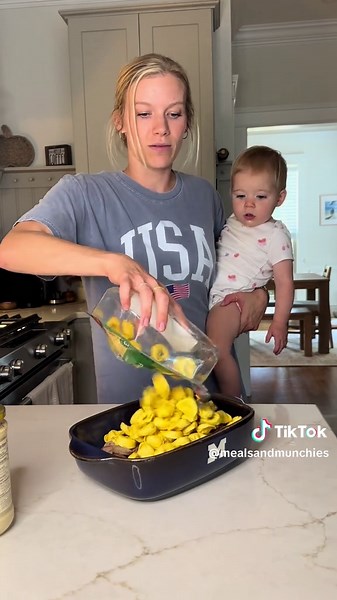 Dinner doesn’t have to be hard. Follow along for my 5 minute, one dish dinners! You guys always love them 🫶🏼 this one is a simple sausage Alfredo tortellini