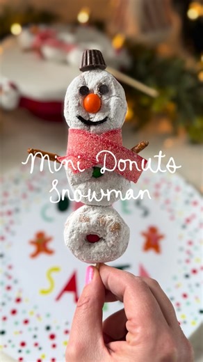 Lauren on Instagram: "Mini Donuts Snowman ⛄ Ingredients: -powdered sugar mini donuts -orange Skittles -mini chocolate chips -pretzel sticks -mini mnms -sour strips -skewers -mini reeses cups #snowmandesserts #minidonuts #christmasdessert #kidrecipes #holidaydesserts #funrecipes #christmastreats #momideas #christmascandy #kidsactıvıty #kidssnacks #frostythesnowman #christmaswithkids #momof3"