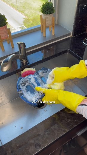 ✨ 4 Must-Have Cleaning Sponges That'll Change Your Life! 🧽 Stop wasting money on products that don't work! Here are the 4 essential sponges every home needs: 🌟 Dusting Sponge - Traps dust on furniture, fabrics & surfaces. Rinse & reuse for eco-friendly cleaning! 💪 Scrub Daddy - Removes rust, tough stains & grime without scratching. Perfect for dishes & deep cleaning! ✨ Magic Eraser - Instantly removes hard water stains, soap scum & bathroom buildup. Your shower will sparkle! 🎯 12-Layer Micro