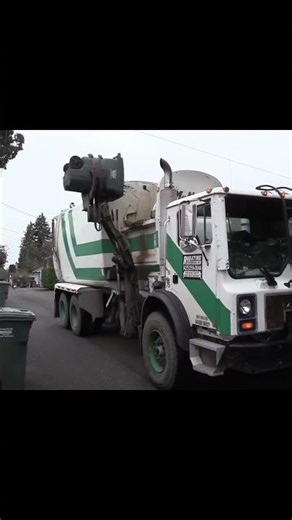 McNeilus Autoreach #garbagetruck #truck #garbage #diesel #automobile #hydraulic #recycling #compost