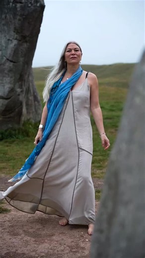 The Sun Circle at Avebury has a magic of its own. Between these ancient stones it’s said the veil is thinner - I can feel it, can you? Next time you visit Avebury, make sure you find this spot. It’s something truly special. One Love Donna x #avebury #crystaljewellery #spiritualhealing #crystalenergy #spiritualenergy | Elements of Avebury