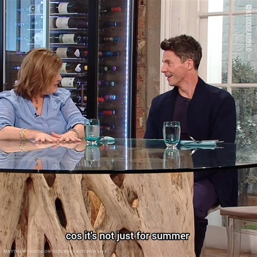 Matthew Goode and his wife Sophie love rosé wine and not just in Summer, "it's permanently attached to my wife's hands". 🤣 I have the same with Cava lol 📷 Matthew Goode on BBC Saturday Kitchen Live (7 June 2025), my edit With Matt Tebbutt and Helen McGinn #matthewgoode #deptq #saturdaykitchen #rosewine | Asgoodeasgold Matthew Goode fanpage