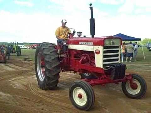 IH 560 Tractor Pulling at Moon Lake Show