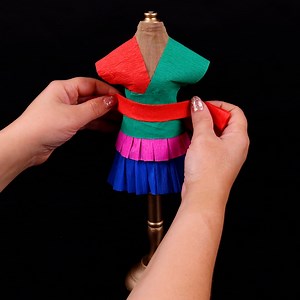 33K views · 71 reactions | Dolling up your dolls couldn't be easier – try these easy ideas for DIY dresses! 淋瑱 | Cleverly | Facebook