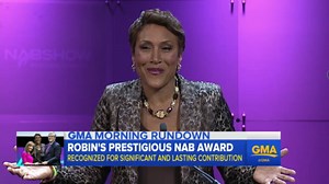 Robin Roberts receives Distinguished Service Award