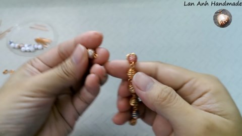 Spiral bracelet with small spherical stone - Simple jewelry from copper wire 401