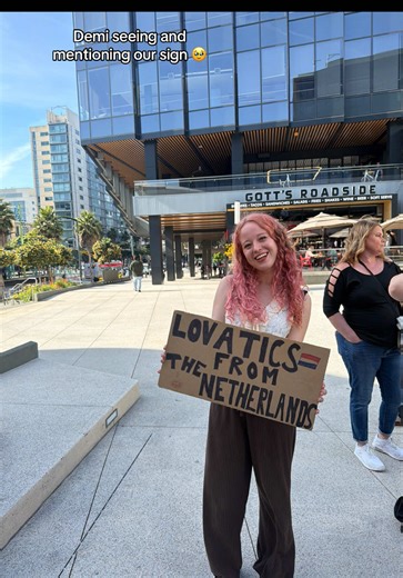 The way we flew 13 hours for her was so worth it!! I love the fact that she literally had so many eye contact with us 🥹!! It was a dream come TRUE!! #itsnotthatdeeptour #demilovato #lovatic #sign #sanfrancisco @Demi HQ @Demi Lovato
