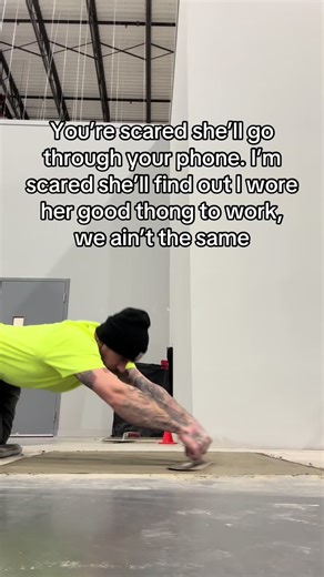 La lucha de un obrero con su thong en el trabajo