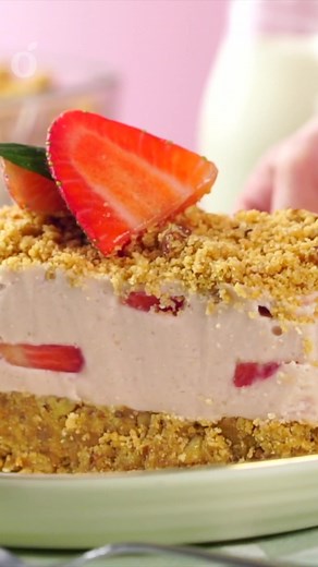 Delicious Strawberry Frozen Yogurt Pie Recipe