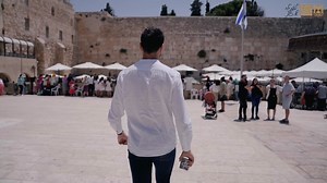 Erlebt die Klagemauer wie noch nie zuvor! Mit KOTEL AR, einer hochmodernen Virtual-Reality-Software, könnt ihr euch in eine 2.000 Jahre alte historische Welt zurückversetzen lassen. Entdeckt die erstaunliche Architektur des antiken Tempels, den Aufstieg der Pilger nach Jerusalem und vieles mehr direkt von eurem Handy aus! 📲 Ladet die App vor eurem nächsten Besuch in Israel herunter >> https://thekotel.org/he/applink #besuchisrael #klagemauer #kotelar #zeitreise #architektur | Besuch Israel