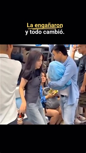 Mind Lab on Instagram: "El vagón va lleno. Gente cansada. Miradas perdidas. Cada quien en lo suyo. Entra un hombre. Cargando algo envuelto con cuidado. Con la forma exacta de un bebé dormido. Una mujer lo ve. No pregunta. No duda. Se levanta y le cede el asiento. El hombre se sienta… y entonces pasa algo raro. No hay llanto. No hay movimiento. La chica de al lado empieza a reír. El hombre abre la manta. No era un bebé. Era una bolsa comprimida. Y de pronto… POOF. Un oso de peluche enorme aparece