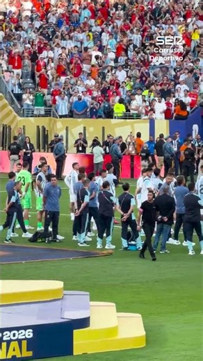 🤨 El feo gesto de Argentina durante la entrega de trofeos a España