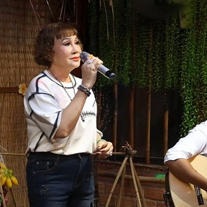 183K views · 2K reactions | Do sơ suất viết sai tiêu đề nên AD xin phép đăng lại bài hát của Bà Ngoại xì tin Thúy Hường ! Khi Sáng tác: Lê Quang https://www.youtube.com/channel/UCkUy_Af9xghC2Pes5VY0orQ | Guitar Bolero Mái Lá | Facebook