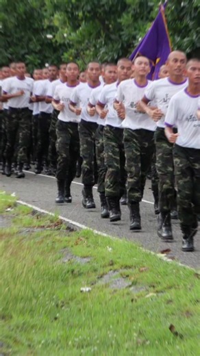 ภาพที่ เพจ โรงเรียนเตรียมทหารลง ได้เห็นลูกชายแค่แว๊บเดียว แม่ก็จำได้แม่ๆของหลายบ้านก็คงเป็นแบบนี้#นักเรียนเตรียมทหาร