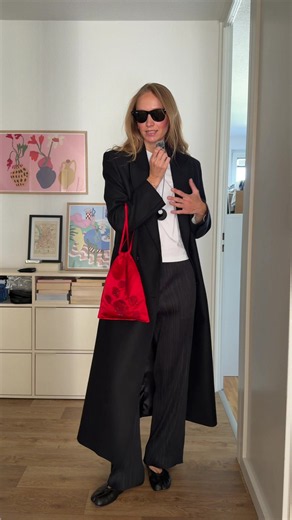supporting young designers, one video at a time🤞🏼💌 today: marie_klein on ig — what do you think about the bag? i think its stunning and sooo contemporary #fashiondesigner #bagdesign #baglover