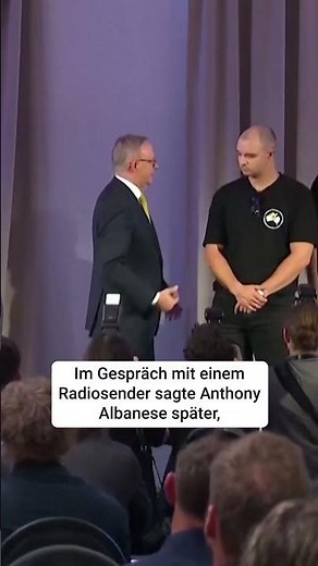 Premierminister fällt von der Bühne