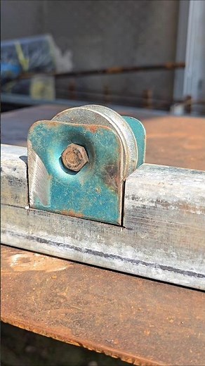 How to install the gate wheel