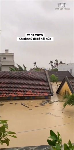 Giông bão và mưa lớn ngập đến nóc nhà khổ quá #shorts #fyp #ngapnuoc #muabao