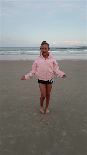 When it’s a cheer competition weekend so you have to do some TikTok trends with your bestie 😂 @Mal Mal #trending #tiktoktrend #tiktokdance #lushlife #beach