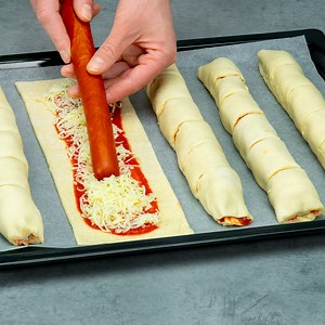 874K views · 5.2K reactions | Je ne commande plus de Pizza ! Apéritif rapide à base de pâte feuilletée Ingrédients: pâte feuilletée - 800 g sauce tomate - 100 g mozzarella - 100 g salami cabanossi - 500 g eau - 20 ml oeuf - 1 pièce Taille du plateau 30X20cm AU FOUR À 180°C/20 minutes | Savoureux.tv | Facebook