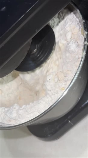 SweetsAndTreatsByMoca LLC on Instagram: "#SweetsbyMoca, LLC 3 Layer Banana Pudding cake. The drip is banana pudding and there’s pudding between the layers 🤤😋 #cake #bananapudding #sweet"