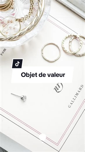 Quel est votre principe concernant les bijoux ? 🌿 Si vous me suivez depuis un certain temps, vous vous souvenez peut être que j’avais perdu une puce d’oreille en diamant héritée de ma défunte maman… 🌿 Bien sûr l’objet en lui-même avait de la valeur, mais la vraie valeur de cette boucle d’oreille perdue était le fait que c’était tout ce qui me restait de ma maman… 🌿 Un objet n’a de valeur que celle que nous lui accordons. Depuis j’ai digéré, et quand je regarde les photos où je porte ces BO je