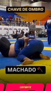 Técnica pura na final! O grande segredo do Jiu-Jitsu está em surpreender, e foi exatamente isso que Pedro Machado fez. Com uma chave de ombro precisa e cirúrgica, ele garantiu a finalização e o título em grande estilo! 🎥​: @jura_bjj @pedromachadooo *Contém legenda automática #JiuJitsuNoCombate | Combate
