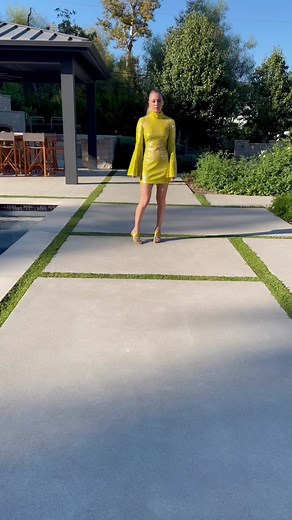 #kaleycuoco sparkles in a @Stella McCartney mini dress and #manoloblahnik heels 💛💚 #sequins #1960s #sexy #walkchallenge