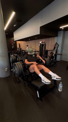 Hip thrust machine