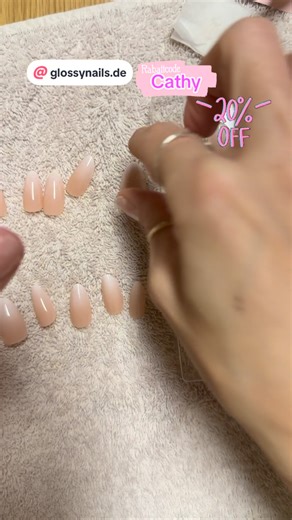 🎙️✩𝑪𝒂𝒕𝒉𝒚 𝑺𝒕𝒆𝒓𝒏✩🎼 on Instagram: "💎Werbung💎 Tutorial: Wie klebt man die Veneer Nails von @glossynails.de richtig? Mit meinem Rabattcode: Cathy auf www.glossynails.de 20% sparen 🚨zurzeit gibt es technische Probleme auf der Homepage, aber speichere dir das Video, bis die Fehler behoben sind🚨 #pressonnails #diynailsathome #pressonsets"