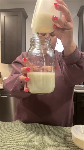 let’s talk…do you do the pitcher method or no? I’ve seen so many controversial things about it. 3.5 months in and I haven’t done it but I feel like it’d save my sanity a little 🤪 #fyp #pitchermethodpumping #fypシ #oversupply #postpartum