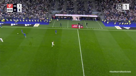 Tu joues enfin dans le club de tes rêves, t’as 97 G/A en 105 matchs, t’es le meilleur buteur de Liga et de LDC.Mais malgré ça, t’as une pétition où des gens veulent te dégager et un stade entier qui te siffle en t’utilisant comme bouc émissaire.Il rit mais au fond, ça doit quand même le toucher . Il a sa part de responsabilité mais le fait qu’il prenne tout à la place de ses coéquipiers, je trouve ça regrettable.Mbappé a un grand mental et je ne doute pas qu’il se relèvera de ça et que les gens 
