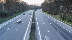 Mais pourquoi squattez-vous la bande du milieu sur l’autoroute ? - RTBF Actus