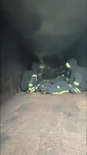 🔥 Realbrandausbildung bei der AG-BFT 🔥 Am Samstag war die Feuerwehr Breuna zu Gast bei der Arbeitsgemeinschaft Brandschutz-Feuerwehr-Training, um einen intensiven Ausbildungstag im Bereich Realbrandbekämpfung zu absolvieren. Auf dem Programm standen unter anderem: 🚒 Training mit dem Hohlstrahlrohr 🔥 Wärmegewöhnung in der Rauchdurchzugsanlage Bei realistischen Bedingungen konnten unsere Kameradinnen und Kameraden ihr Wissen und ihre Technik weiter vertiefen. Ziel war es, im Ernstfall noch sic