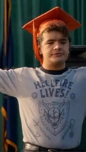 Yanelci Alberti on Instagram: "Dustin, siendo el valedictorian de la clase del 86, estuviera recordando a su amigo caído y gritándole al mundo que, aunque Eddie no esté, los Hellfire y los amigos de Hawkins van a hacer que este año cuente por los dos. Puro sentimiento de Stranger Things . . . . . . Stranger Things finale, The Rightside Up, ST5 spoilers, Vecna, Eleven death, Steve Harrington, Will Byers, Upside Down ending, Stranger Things ending, Mileven Stranger Things final, Stranger Things te